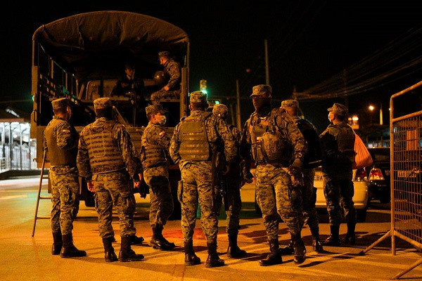 Photo of Ecuador police, military enter Guayaquil jail amid violence