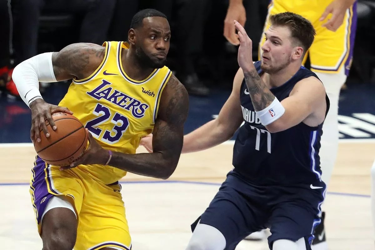 lakers defeat mavs on christmas
