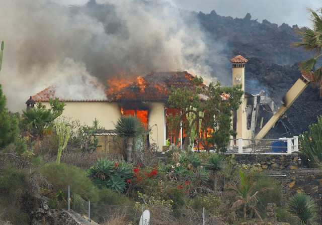 a house burns due to lava following the eruption of a volcano in the cumbre vieja national park in the residential area of los campitos at los llanos de aridane on the canary island of la palma spain september 20 2021 reuters