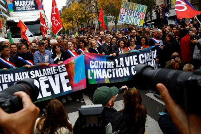 thousands take to the streets of paris to protest soaring prices thousands take to the streets of paris to protest soaring prices