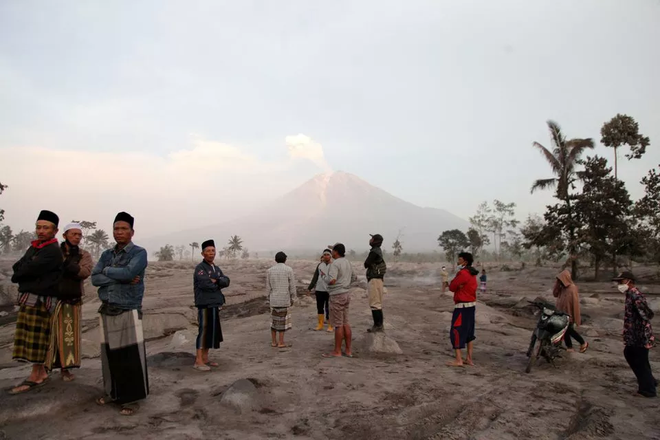 thousands on alert in indonesia s java after mt semeru eruption thousands on alert in indonesia s java after mt semeru eruption