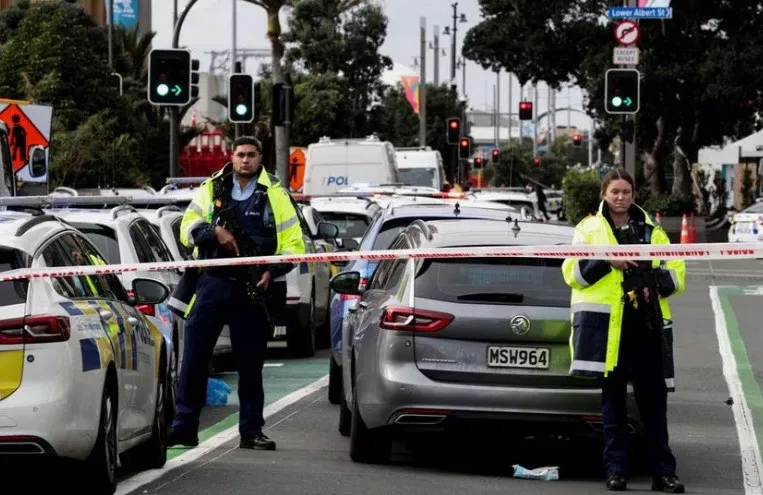 armed police stand guard outside a building construction site following a shooting in the central business district in auckland new zealand july 20 2023 reuters david rowland armed police stand guard outside a building construction site following a shooting in the central business district in auckland new zealand july 20 2023 reuters david rowland