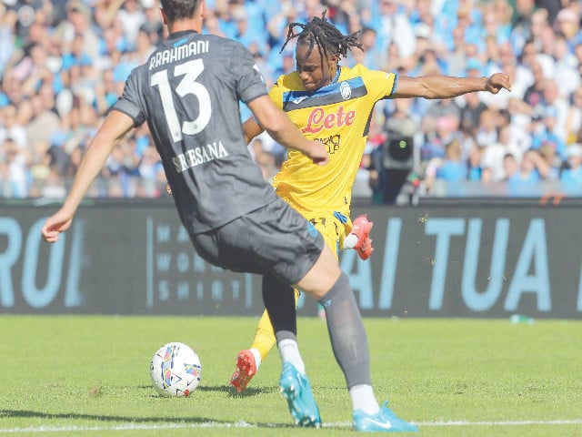 atalanta s ademola lookman r kicks the ball and scores his team s second goal during the italian serie a football match against napoli at the diego armando maradona stadium in naples photo afp