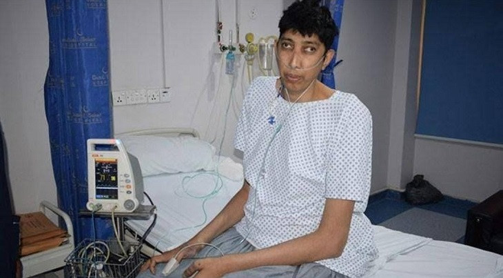 sindh govt to bear medical expenses of pakistan s second tallest man