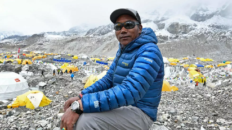 sherpa first summited the 8 848 metre 29 029 foot peak in 1994 photo afp