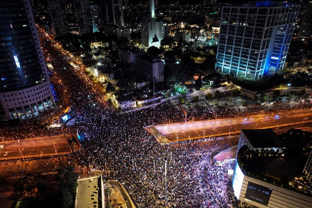 israelis protest against prime minister benjamin netanyahu s new right wing coalition and its proposed judicial reforms to reduce powers of the supreme court in tel aviv israel january 21 2023 photo reuters israelis protest against prime minister benjamin netanyahu s new right wing coalition and its proposed judicial reforms to reduce powers of the supreme court in tel aviv israel january 21 2023 photo reuters