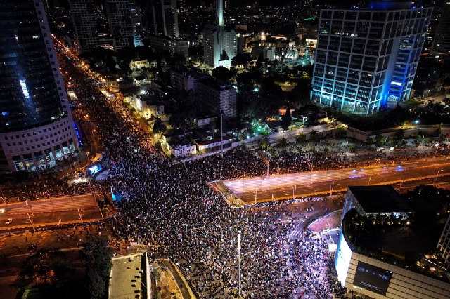 Milhares de israelenses protestam contra os planos de justiça de Netanyahu