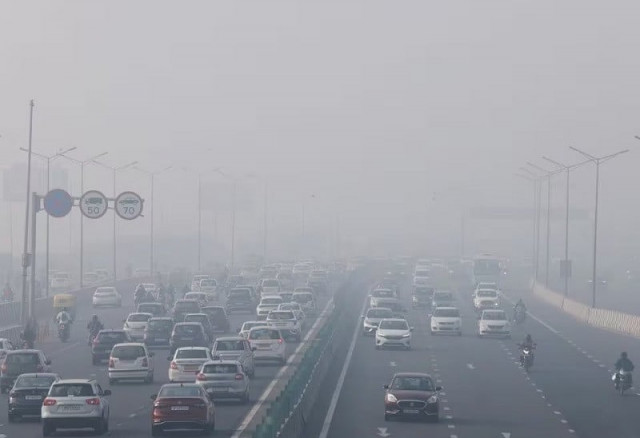 traffic moves along a highway shrouded in heavy smog in new delhi india december 26 2023 photo reuters traffic moves along a highway shrouded in heavy smog in new delhi india december 26 2023 photo reuters
