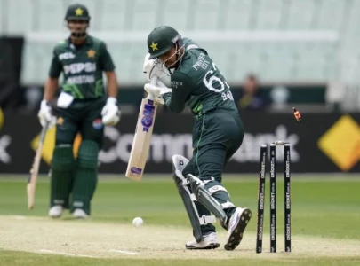 australia clinch nail biting win over pakistan in first odi