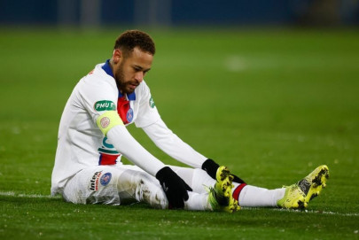 neymar walks off during psg cup win after being fouled