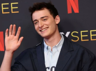 noah schnapp says child actors should have therapy reflecting on growing up in public