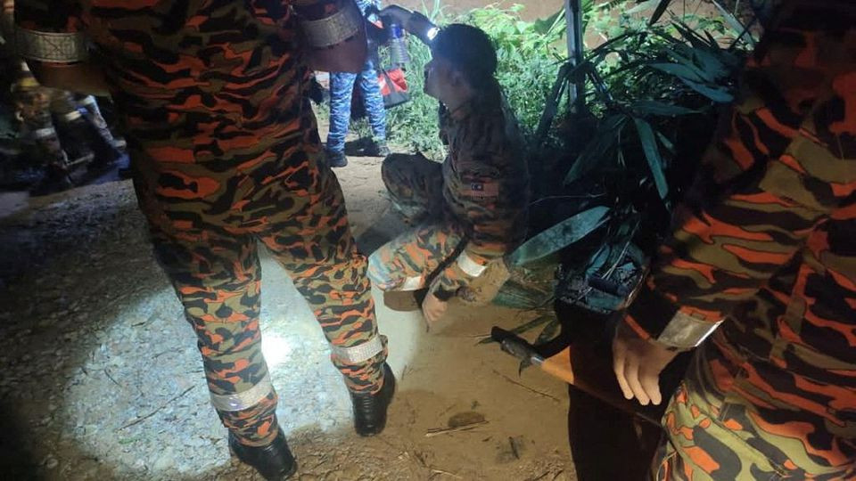 rescuers work during a rescue and evacuation operation following a landslide at a campsite in batang kali selangor state on the outskirts of kuala lumpur malaysia december 16 2022 state fire and rescue department handout via reuters