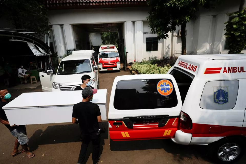 workers wearing protective masks load empty coffins for coronavirus disease covid 19 victims into an ambulance to be distributed to a hospital as the cases surge in jakarta indonesia july 5 2021 photo reuters workers wearing protective masks load empty coffins for coronavirus disease covid 19 victims into an ambulance to be distributed to a hospital as the cases surge in jakarta indonesia july 5 2021 photo reuters