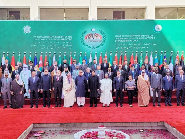group photo of prime minister imran khan with oic delegates at the 17th extraordinary session of the oic council of the foreign ministers in islamabad on december 19 2021 photo pid group photo of prime minister imran khan with oic delegates at the 17th extraordinary session of the oic council of the foreign ministers in islamabad on december 19 2021 photo pid