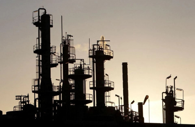 weaker us dollar also helped support oil as it makes oil cheaper for those holding other currencies photo reuters weaker us dollar also helped support oil as it makes oil cheaper for those holding other currencies photo reuters