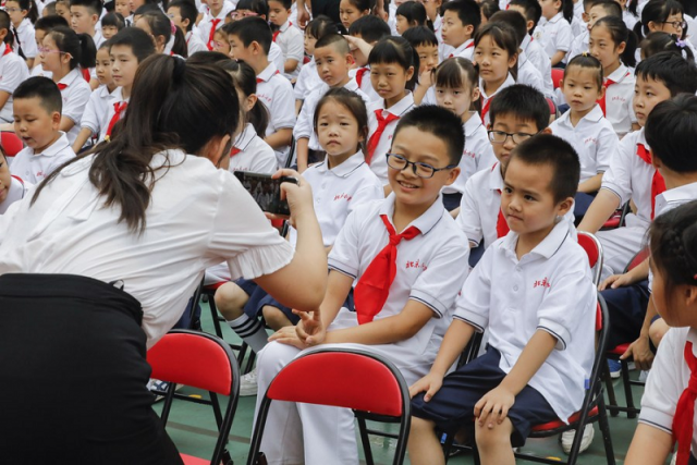 a teacher takes photos for students before the opening ceremony for the new semester at beijing primary school guangwai branch in beijing china aug 31 2021 photo xinhua a teacher takes photos for students before the opening ceremony for the new semester at beijing primary school guangwai branch in beijing china aug 31 2021 photo xinhua