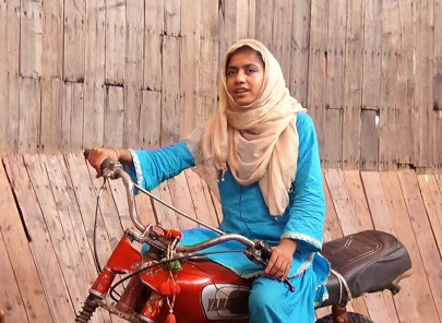 lahore s daredevil 12 year old girl surviving well of death lahore s daredevil 12 year old girl surviving well of death