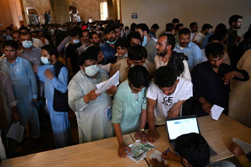 hundreds of pakistanis overwhelmed a coronavirus vaccination centre as the nation grapples with a shortage of shots photo afp