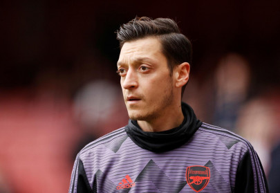 ozil vows to stay at arsenal and fight for his place