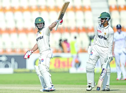 kamran defies england in 2nd test