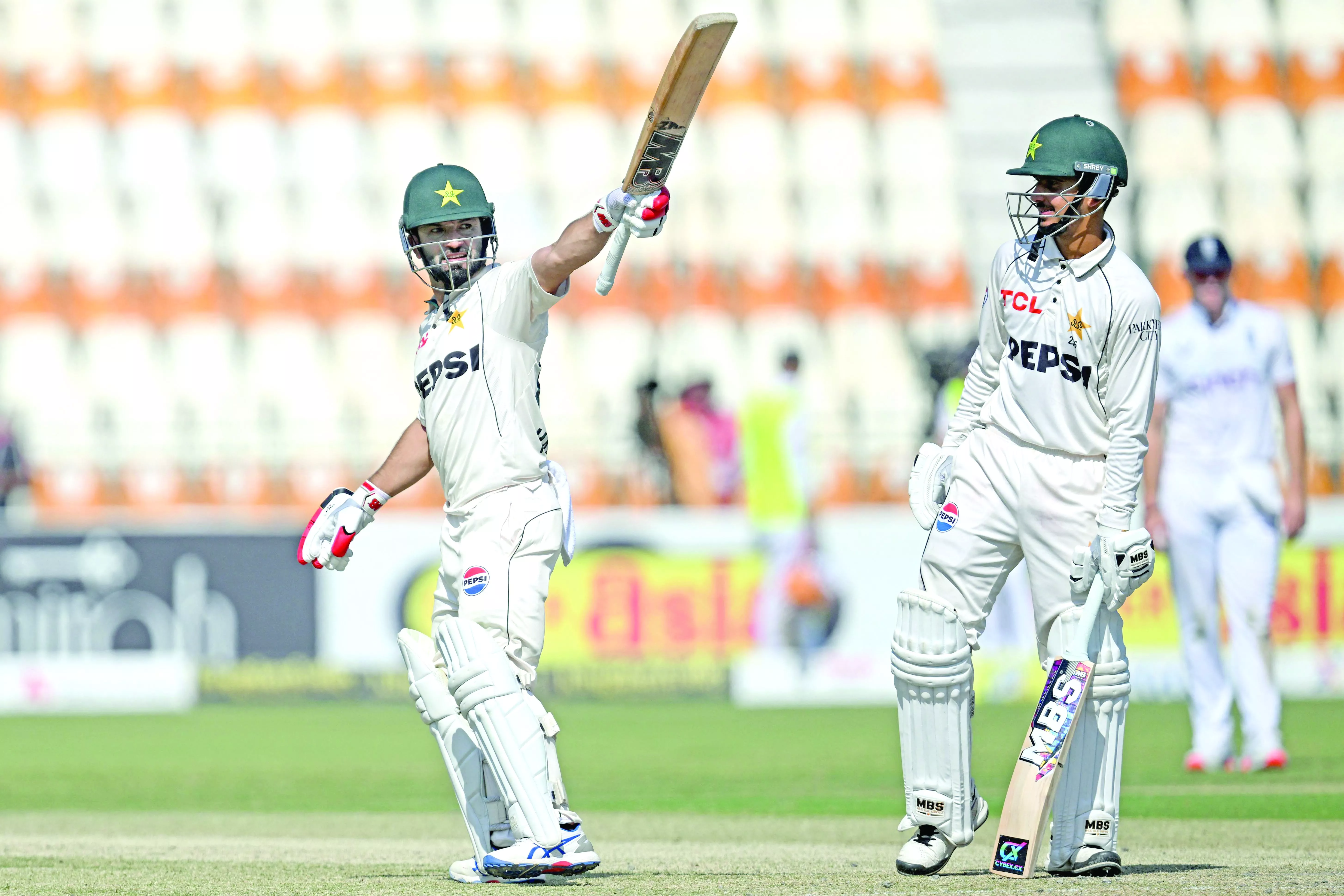 kamran defies england in 2nd test