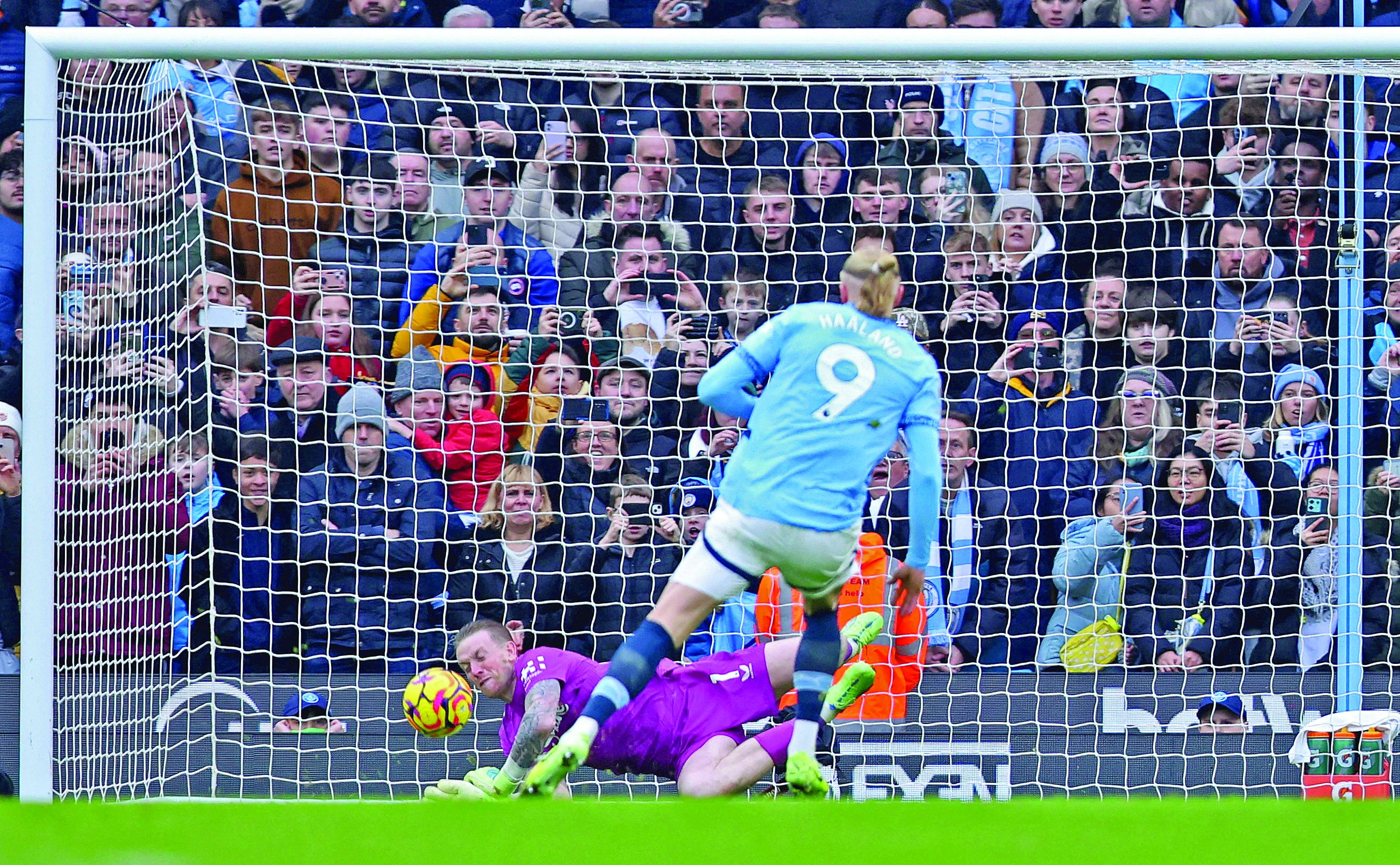 manchester city s erling haaland has his penalty saved by everton goalie jordan pickford in the epl clash on thursday photo afp