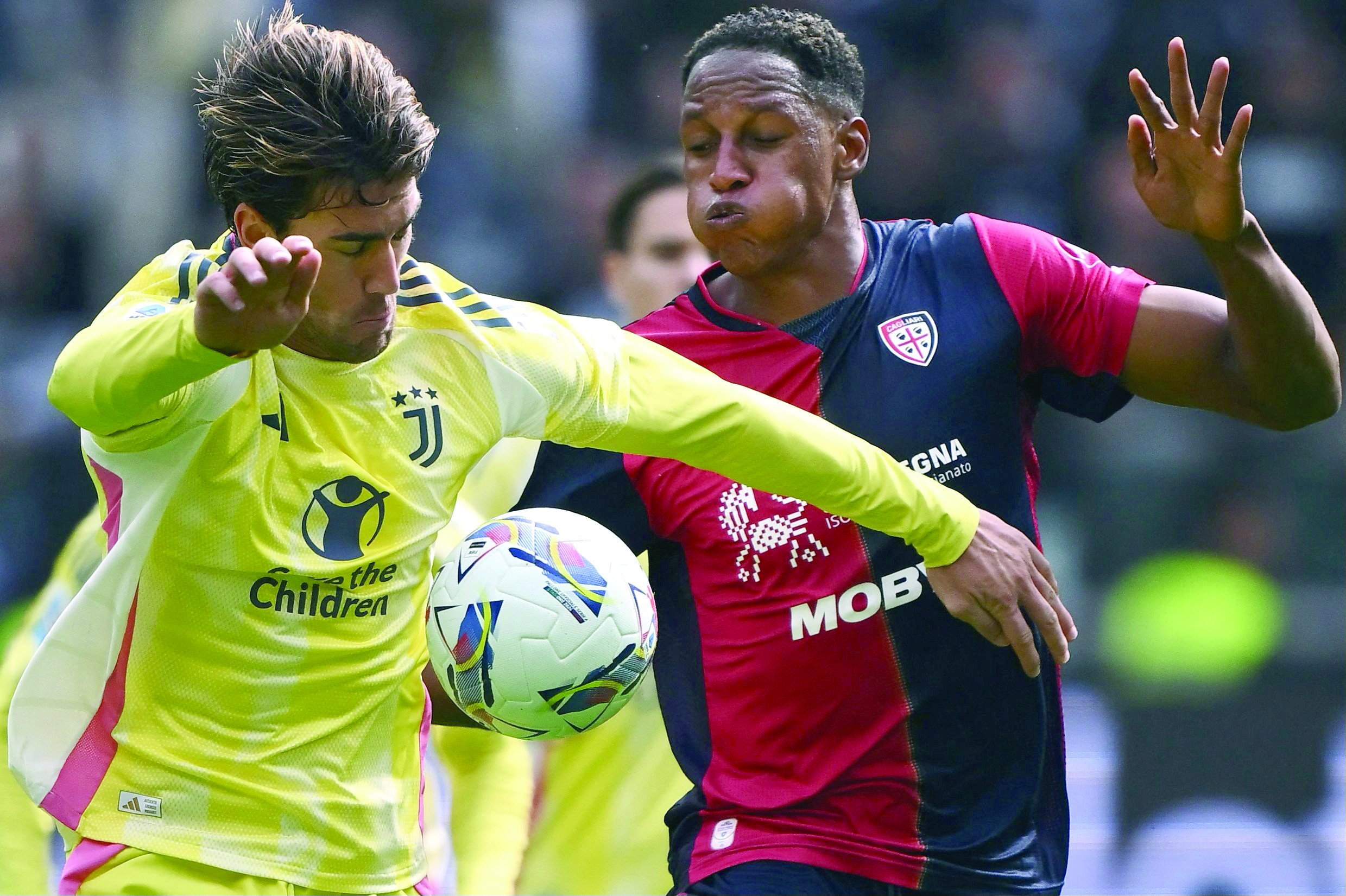 juventus serbian forward dusan vlahovic l fights for the ball with cagliari s defender yerry mina during the italian serie a football match on sunday photo afp