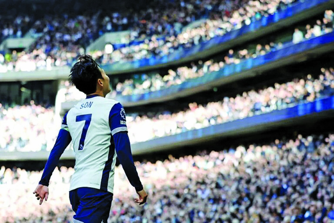 tottenham s son heung min celebrates after scoring his team s fourth goal against west ham photo afp