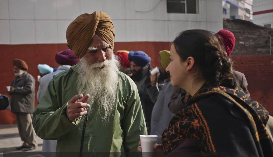 guneeta singh bhalla founder of the 1947 partition archive talks to a survivor of the partition in amritsar india photo reuters