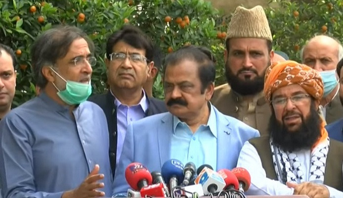 pml n s rana sanaullah address presser along with ppp s qamar zaman kaira and jui f s maulana abdul ghafoor haideri at party s model town secretariat photo screengrab