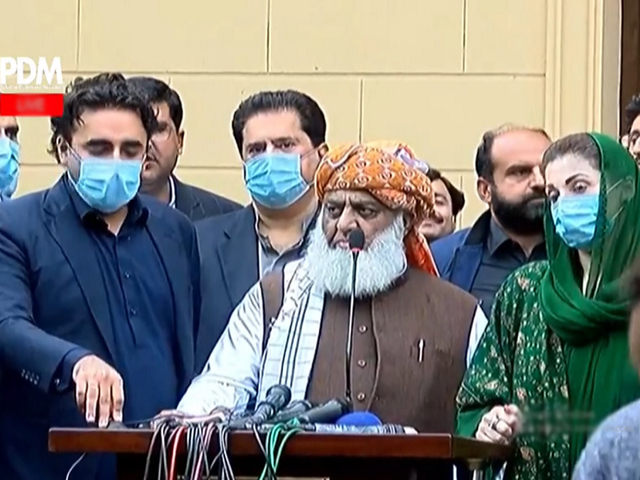 maulana fazlur rehman flanked by bilawal bhutto and maryam nawaz addresses a news conference screengrab