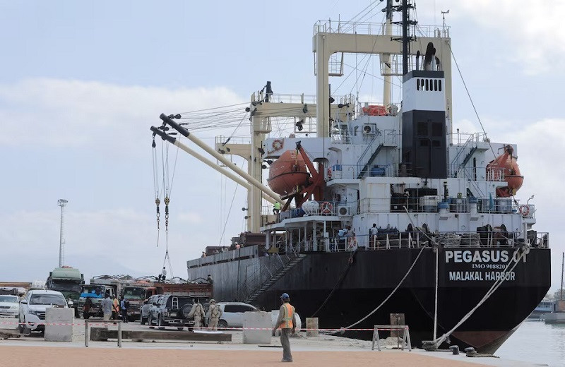 somali pirates return adding to global shipping crisis