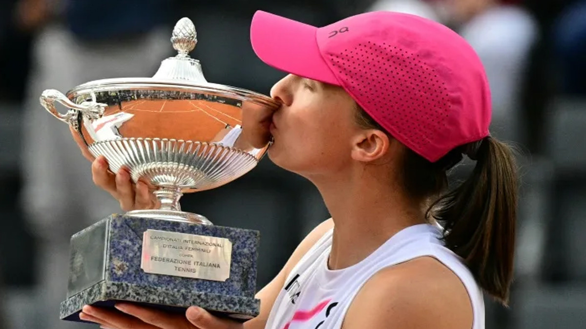 on a role iga swiatek warmed up for roland garros by adding the rome open trophy to her madrid title photo afp