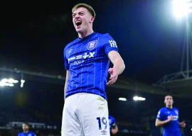 ipswich dent chelsea s title hopes