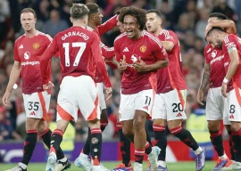 zirkzee rescues man utd against fulham