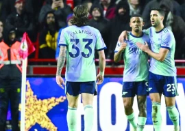 arsenal close gap on liverpool in epl