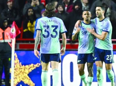 arsenal close gap on liverpool in epl