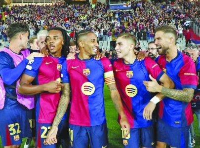 raphinha hat trick helps barca thrash bayern