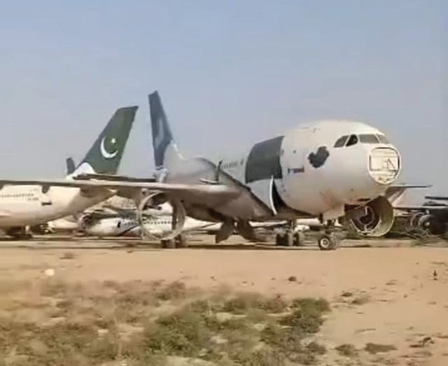 Karachi Airport’s “aircraft graveyard” attracts birds