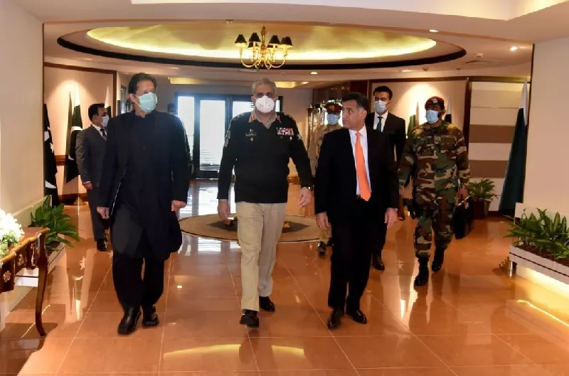 pm imran visits isi headquarters in islamabad photo pm office pm imran visits isi headquarters in islamabad photo pm office