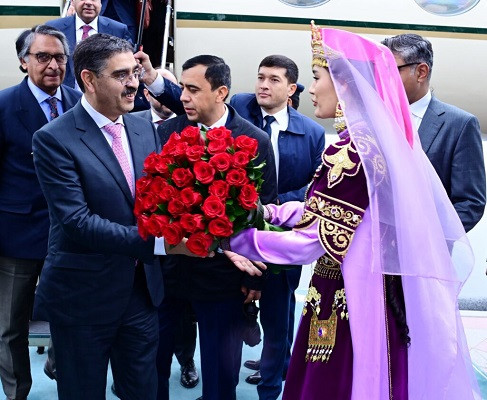 Caretaker Prime Minister Anwaarul Haq Kakar is being presented with a bouquet of flowers on his arrival in Tashkent. PHOTO: APP