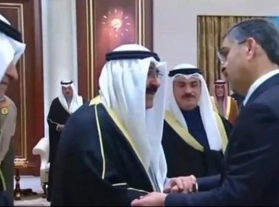 pm visits kuwait to offer condolences on demise of amir sheikh nawaf