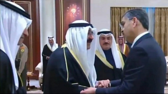 pm visits kuwait to offer condolences on demise of amir sheikh nawaf
