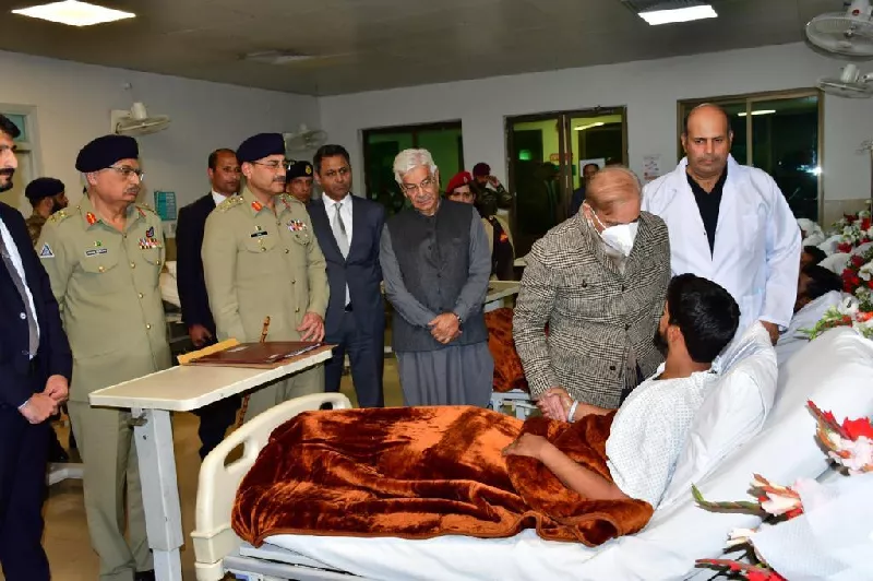 prime minister shehbaz sharif visited combined military hospital cmh in rawalpindi photo ispr prime minister shehbaz sharif visited combined military hospital cmh in rawalpindi photo ispr