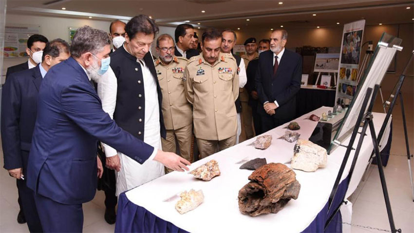 prime minister imran khan getting briefed during his visit to suparco photo radio pakistan