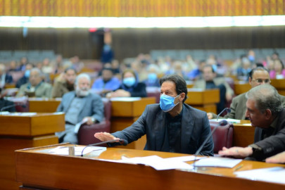 pm imran defends govt against damning transparency int l report