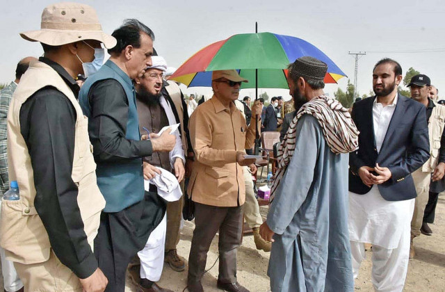 pm shehbaz distributes cheques to the flood affectees at chaman balochistan on aug 01 2022 photo app pm shehbaz distributes cheques to the flood affectees at chaman balochistan on aug 01 2022 photo app
