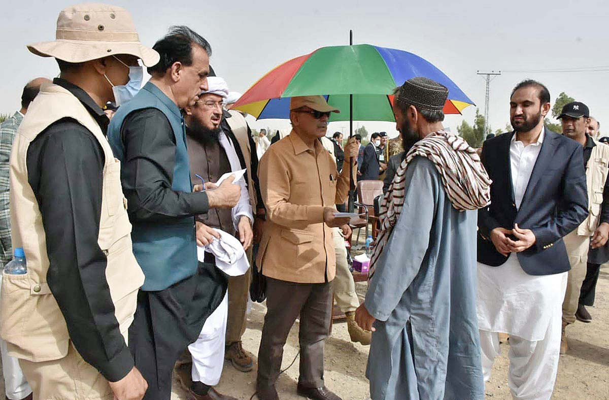 pm shehbaz distributes cheques to the flood affectees at chaman balochistan on aug 01 2022 photo app