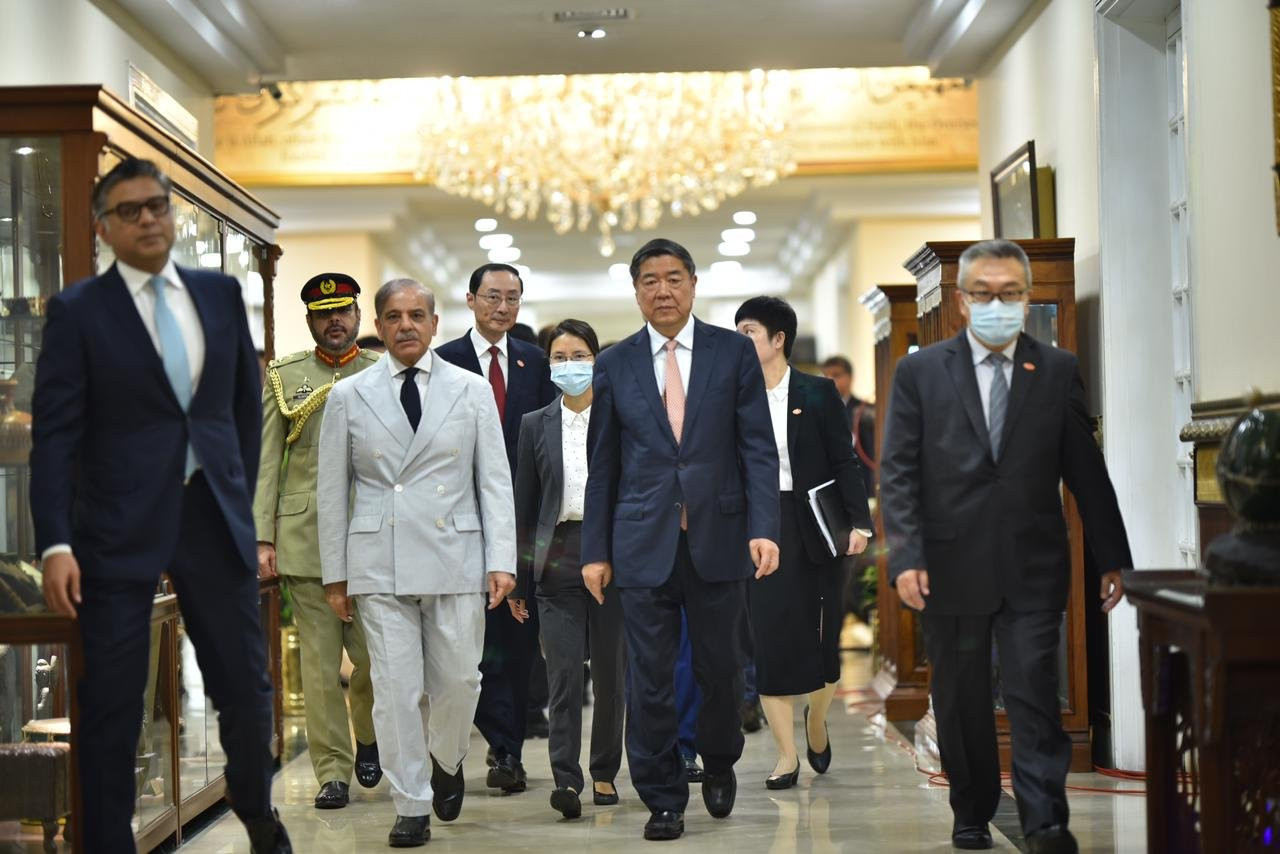 chinese vice premier he lifeng arrived at the prime minister house islamabad for talks with prime minister on july 31 2023 photo radio pakistan