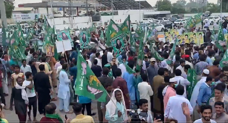 punjab minister says maryam was summoned by nab in a personal capacity but she turned up at its office with a rally screengrab